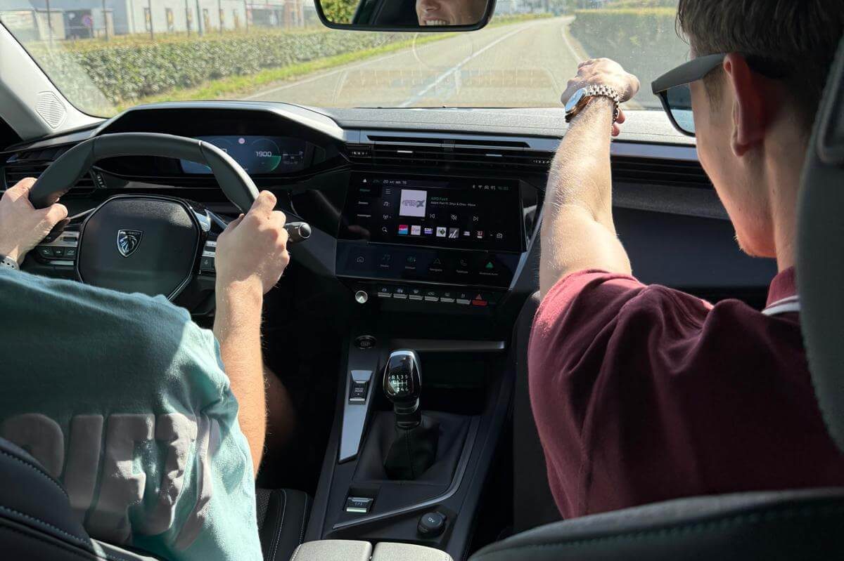 de rijlesauto van autorijschool Veilig Thijs te Geleen