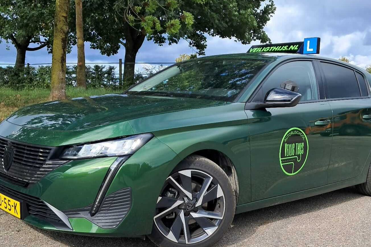 Interieur van de rijlesauto van rijschool veilig thijs in Schimmert.